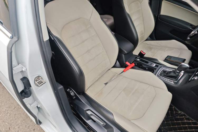 Used Volkswagen Golf 2017 230TSI Automatic Luxury Million-Vehicle Commemorative Edition Right Front Seat