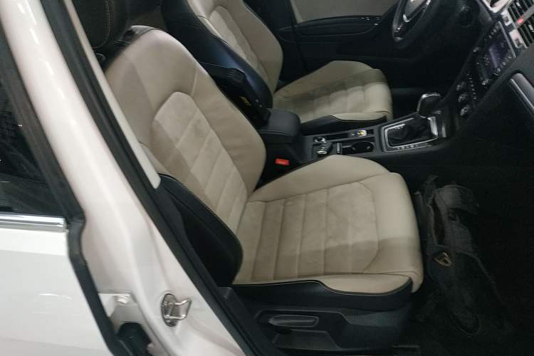 Used Volkswagen Golf 2017 230TSI Automatic Luxury Million-Vehicle Commemorative Edition Right Front Seat