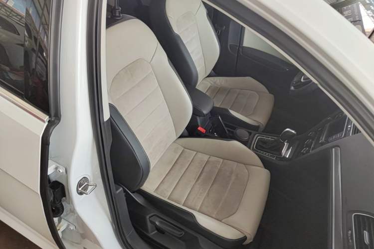 Used Volkswagen Golf 2017 230TSI Automatic Luxury Million-Vehicle Commemorative Edition Right Front Seat