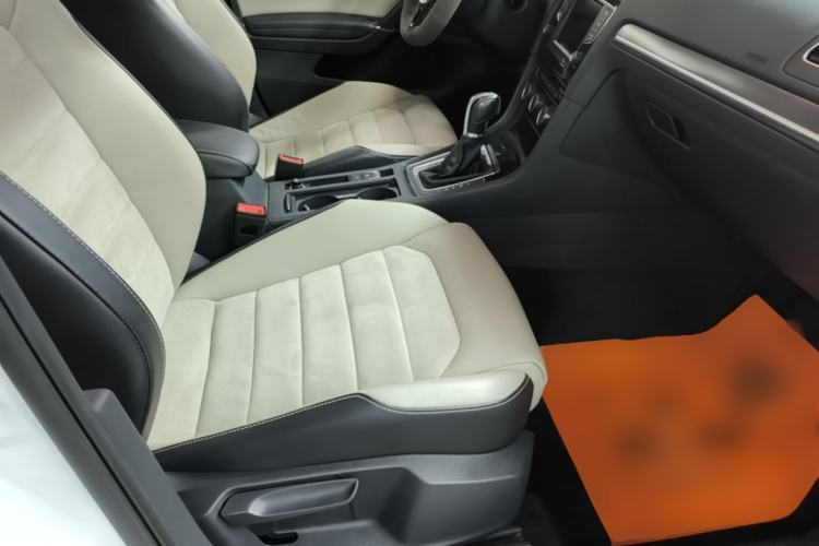 Used Volkswagen Golf 2017 230TSI Automatic Luxury Million-Vehicle Commemorative Edition Right Front Seat