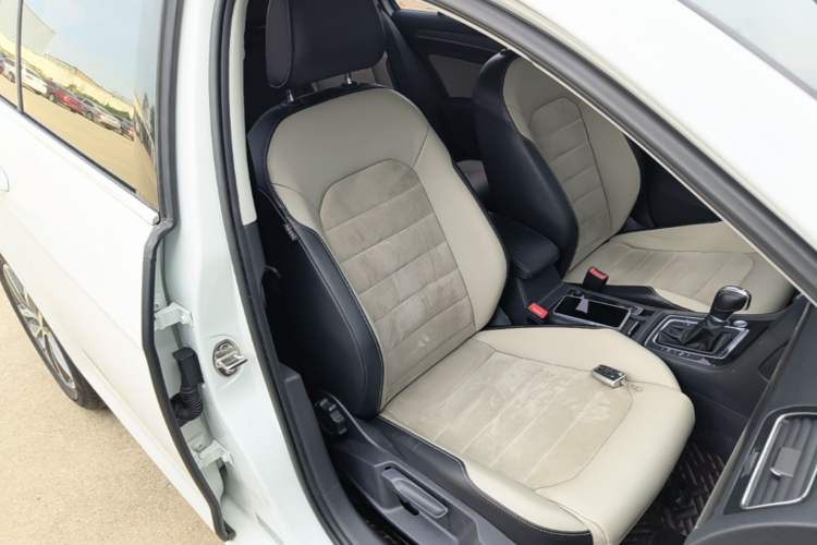 Used Volkswagen Golf 2017 230TSI Automatic Luxury Million-Vehicle Commemorative Edition Right Front Seat