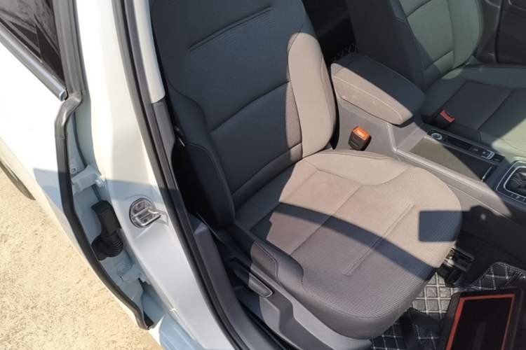 Used Volkswagen Golf 2017 1.6L Automatic Comfort Million-Vehicle Anniversary Edition Right Front Seat
