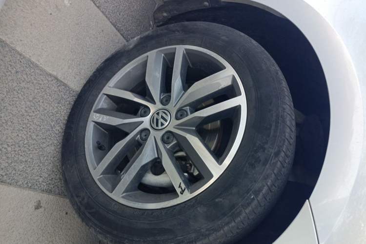 Used Volkswagen Golf 2017 230TSI Automatic Luxury Million-Vehicle Commemorative Edition Right Front Wheel Hub