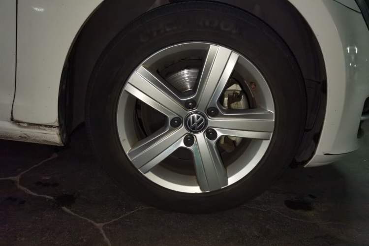 Used Volkswagen Golf 2017 230TSI Automatic Comfort Edition – Celebrating Milestone of One Million Units Right Front Wheel Hub