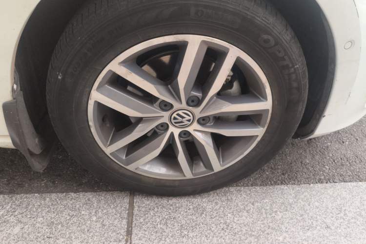 Used Volkswagen Golf 2017 230TSI Automatic Luxury Million-Vehicle Commemorative Edition Right Front Wheel Hub