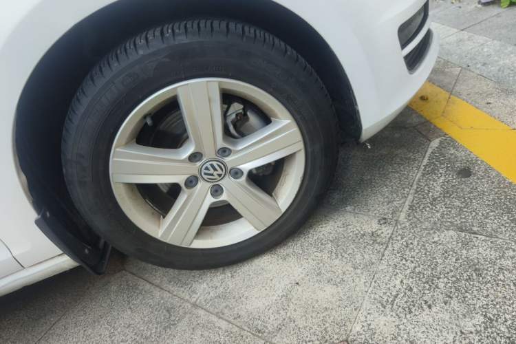 Used Volkswagen Golf 2017 230TSI Automatic Comfort Edition – Celebrating Milestone of One Million Units Right Front Wheel Hub