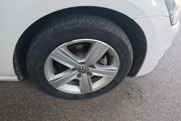 Used Volkswagen Golf 2017 1.6L Automatic Comfort Million-Vehicle Anniversary Edition Right Front Wheel Hub