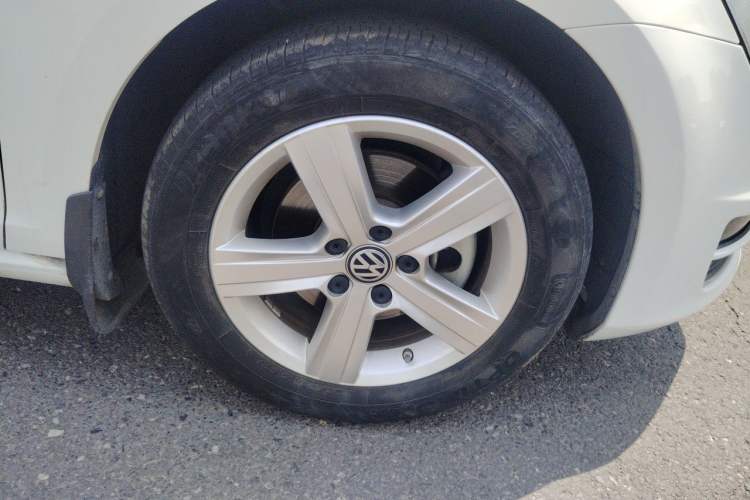 Used Volkswagen Golf 2017 1.6L Automatic Comfort Million-Vehicle Anniversary Edition Right Front Wheel Hub