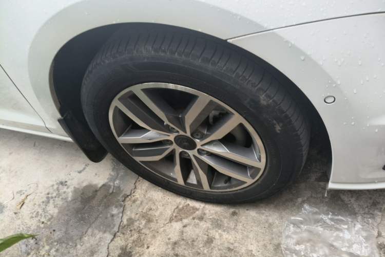 Used Volkswagen Golf 2017 230TSI Automatic Luxury Million-Vehicle Commemorative Edition Right Front Wheel Hub