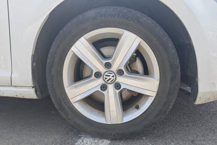 Used Volkswagen Golf 2017 230TSI Automatic Comfort Edition – Celebrating Milestone of One Million Units Right Front Wheel Hub