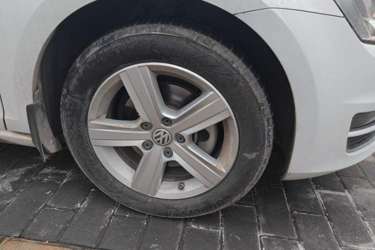 Used Volkswagen Golf 2017 1.6L Automatic Comfort Million-Vehicle Anniversary Edition Right Front Wheel Hub