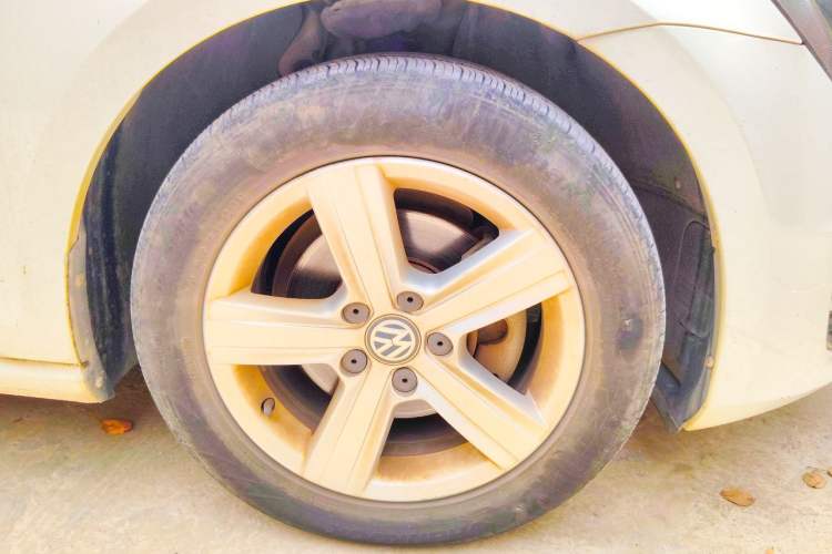 Used Volkswagen Golf 2017 1.6L Automatic Comfort Million-Vehicle Anniversary Edition Right Front Wheel Hub