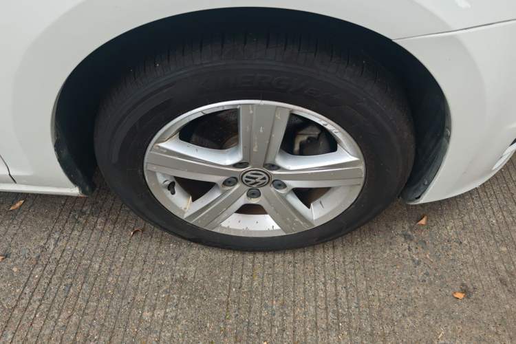 Used Volkswagen Golf 2017 1.6L Automatic Comfort Million-Vehicle Anniversary Edition Right Front Wheel Hub
