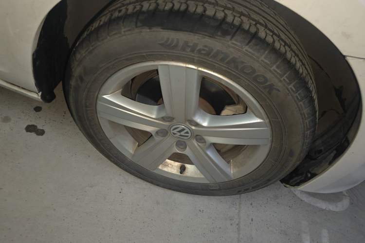 Used Volkswagen Golf 2017 1.6L Automatic Comfort Million-Vehicle Anniversary Edition Right Front Wheel Hub