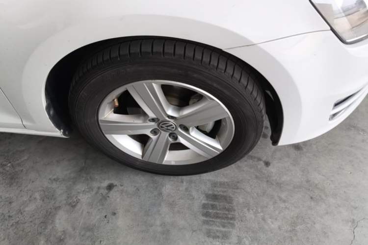 Used Volkswagen Golf 2017 230TSI Automatic Comfort Edition – Celebrating Milestone of One Million Units Right Front Wheel Hub