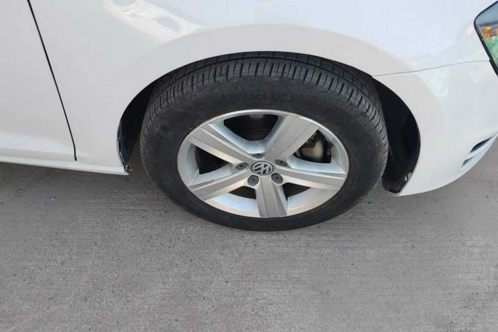 Used Volkswagen Golf 2017 1.6L Automatic Comfort Million-Vehicle Anniversary Edition Right Front Wheel Hub
