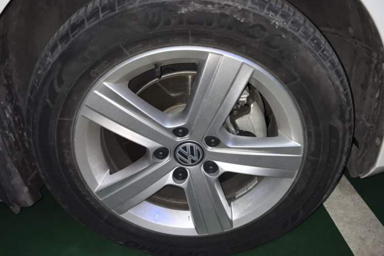 Used Volkswagen Golf 2017 230TSI Automatic Comfort Edition – Celebrating Milestone of One Million Units Right Front Wheel Hub