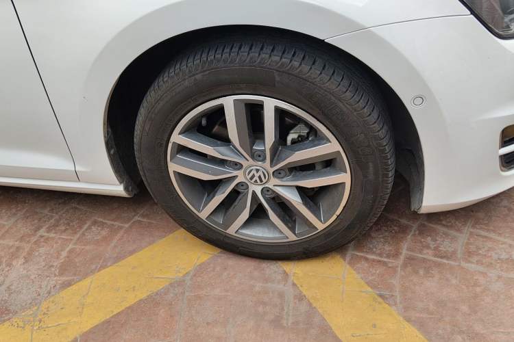 Used Volkswagen Golf 2017 230TSI Automatic Luxury Million-Vehicle Commemorative Edition Right Front Wheel Hub