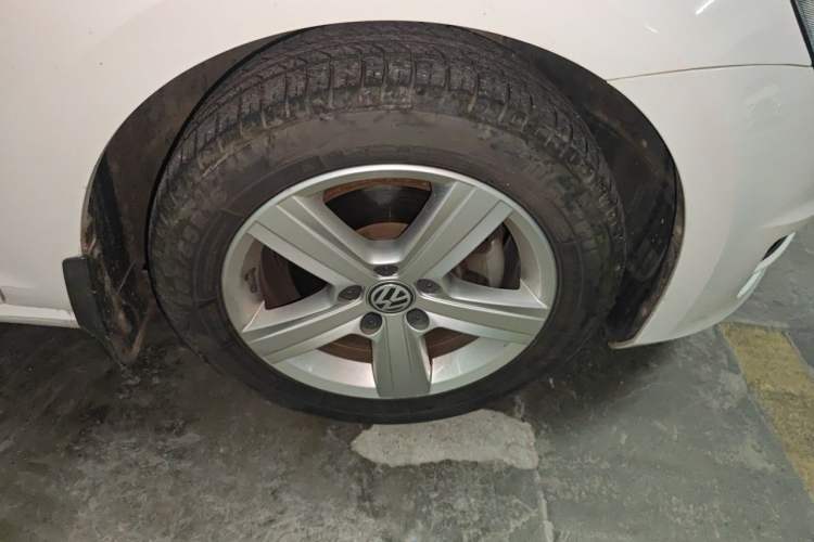 Used Volkswagen Golf 2017 1.6L Automatic Comfort Million-Vehicle Anniversary Edition Right Front Wheel Hub