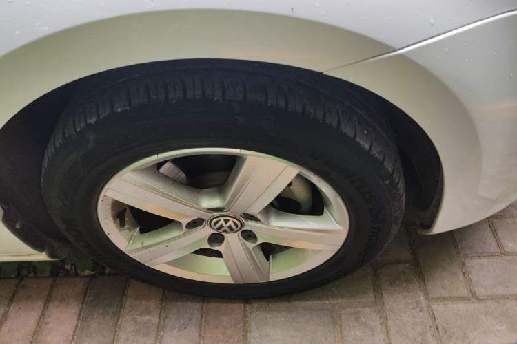 Used Volkswagen Golf 2017 1.6L Automatic Comfort Million-Vehicle Anniversary Edition Right Front Wheel Hub