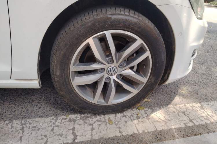Used Volkswagen Golf 2017 230TSI Automatic Luxury Million-Vehicle Commemorative Edition Right Front Wheel Hub