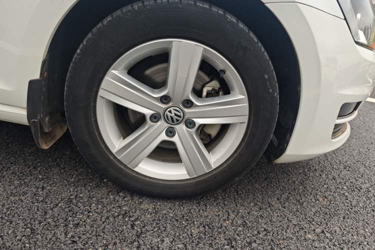Used Volkswagen Golf 2017 230TSI Automatic Comfort Edition – Celebrating Milestone of One Million Units Right Front Wheel Hub