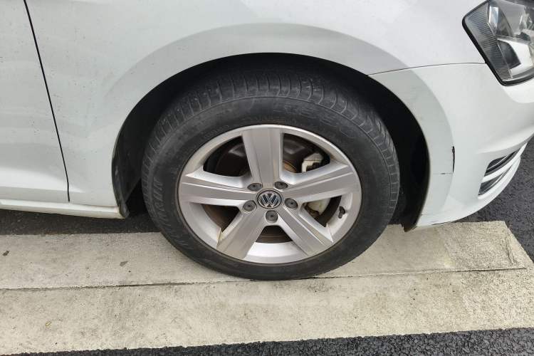 Used Volkswagen Golf 2017 230TSI Automatic Comfort Edition – Celebrating Milestone of One Million Units Right Front Wheel Hub