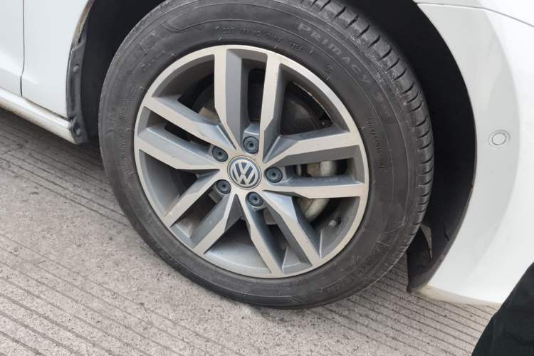 Used Volkswagen Golf 2017 230TSI Automatic Luxury Million-Vehicle Commemorative Edition Right Front Wheel Hub