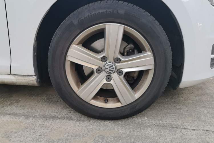 Used Volkswagen Golf 2017 1.6L Automatic Comfort Million-Vehicle Anniversary Edition Right Front Wheel Hub