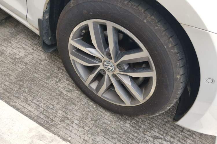 Used Volkswagen Golf 2017 230TSI Automatic Luxury Million-Vehicle Commemorative Edition Right Front Wheel Hub