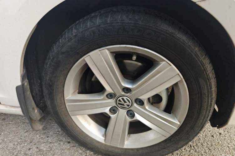 Used Volkswagen Golf 2017 1.6L Automatic Comfort Million-Vehicle Anniversary Edition Right Front Wheel Hub
