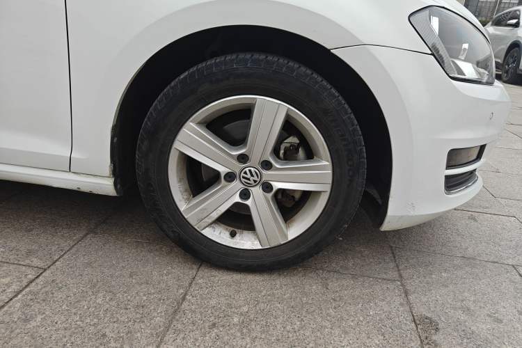 Used Volkswagen Golf 2017 230TSI Automatic Comfort Edition – Celebrating Milestone of One Million Units Right Front Wheel Hub