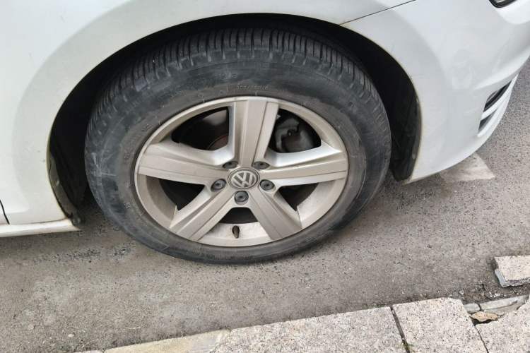 Used Volkswagen Golf 2017 1.6L Automatic Comfort Million-Vehicle Anniversary Edition Right Front Wheel Hub