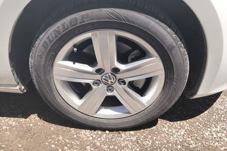 Used Volkswagen Golf 2017 1.6L Automatic Comfort Million-Vehicle Anniversary Edition Right Front Wheel Hub