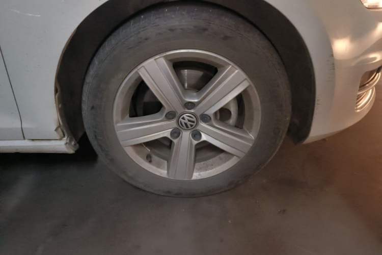 Used Volkswagen Golf 2017 230TSI Automatic Comfort Edition – Celebrating Milestone of One Million Units Right Front Wheel Hub