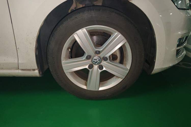 Used Volkswagen Golf 2017 230TSI Automatic Comfort Edition – Celebrating Milestone of One Million Units Right Front Wheel Hub