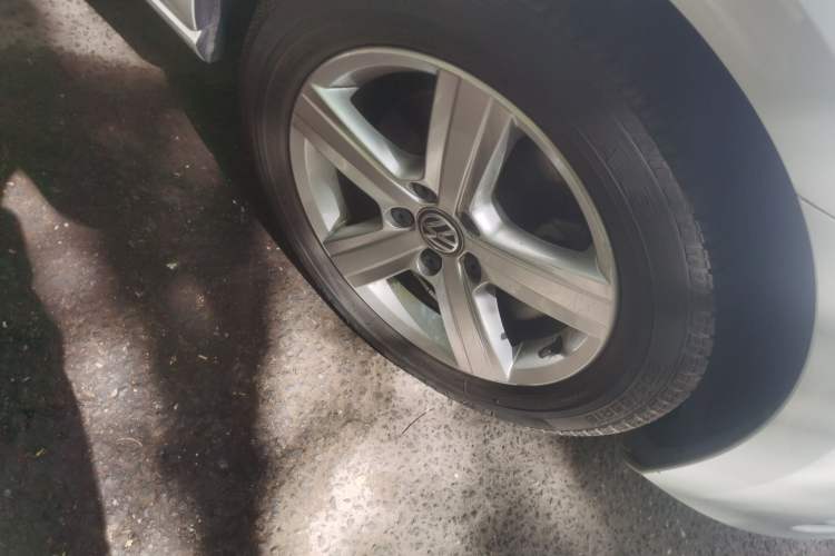 Used Volkswagen Golf 2017 1.6L Automatic Comfort Million-Vehicle Anniversary Edition Right Front Wheel Hub