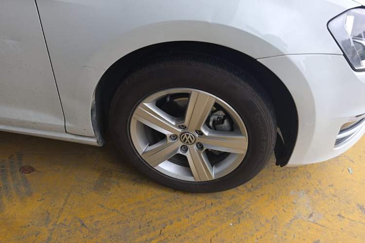 Used Volkswagen Golf 2017 230TSI Automatic Comfort Edition – Celebrating Milestone of One Million Units Right Front Wheel Hub