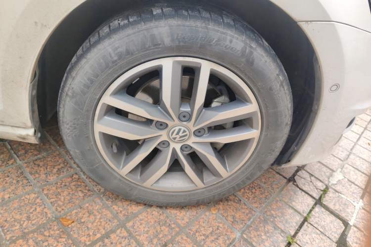 Used Volkswagen Golf 2017 230TSI Automatic Luxury Million-Vehicle Commemorative Edition Right Front Wheel Hub