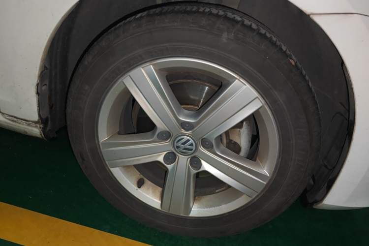Used Volkswagen Golf 2017 230TSI Automatic Comfort Edition – Celebrating Milestone of One Million Units Right Front Wheel Hub