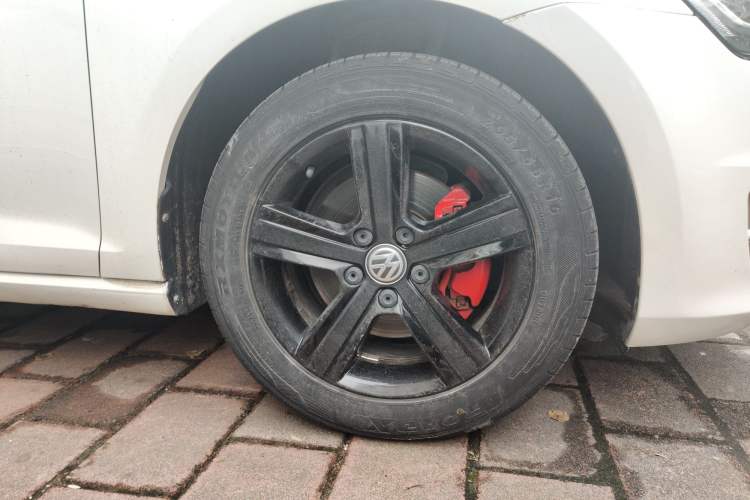 Used Volkswagen Golf 2017 1.6L Automatic Comfort Million-Vehicle Anniversary Edition Right Front Wheel Hub