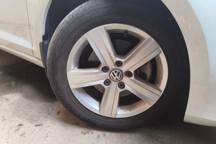 Used Volkswagen Golf 2017 1.6L Automatic Comfort Million-Vehicle Anniversary Edition Right Front Wheel Hub