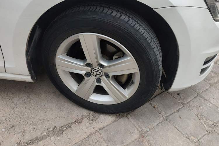 Used Volkswagen Golf 2017 1.6L Automatic Comfort Million-Vehicle Anniversary Edition Right Front Wheel Hub