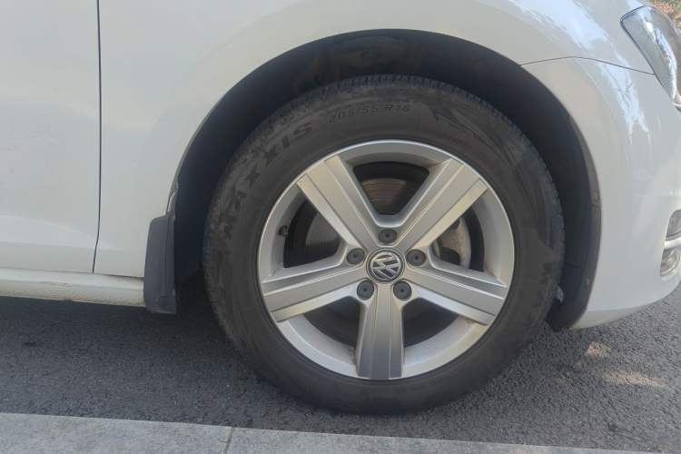 Used Volkswagen Golf 2017 1.6L Automatic Comfort Million-Vehicle Anniversary Edition Right Front Wheel Hub