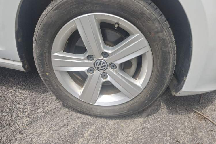 Used Volkswagen Golf 2017 1.6L Automatic Comfort Million-Vehicle Anniversary Edition Right Front Wheel Hub