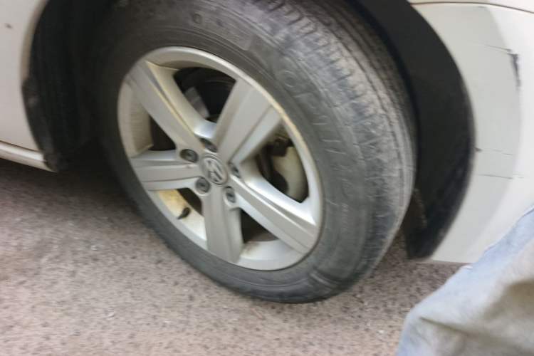 Used Volkswagen Golf 2017 1.6L Automatic Comfort Million-Vehicle Anniversary Edition Right Front Wheel Hub