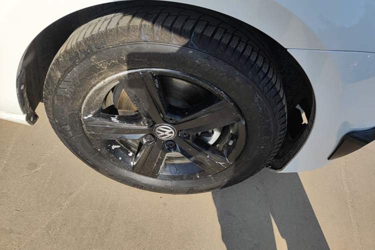 Used Volkswagen Golf 2017 1.6L Automatic Comfort Million-Vehicle Anniversary Edition Right Front Wheel Hub