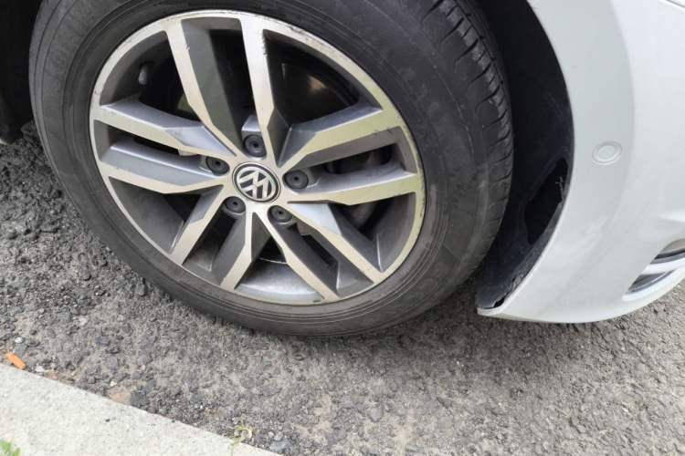 Used Volkswagen Golf 2017 230TSI Automatic Luxury Million-Vehicle Commemorative Edition Right Front Wheel Hub