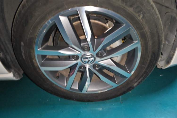 Used Volkswagen Golf 2017 230TSI Automatic Luxury Million-Vehicle Commemorative Edition Right Front Wheel Hub