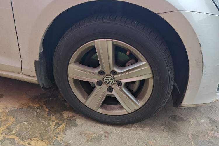Used Volkswagen Golf 2017 230TSI Automatic Comfort Edition – Celebrating Milestone of One Million Units Right Front Wheel Hub